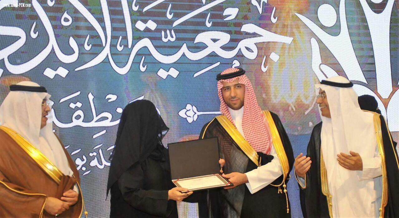 الأمير /فيصل بن سلطان  يكرم سفيرة جمعية الأيدي الحرفية نوف العبود