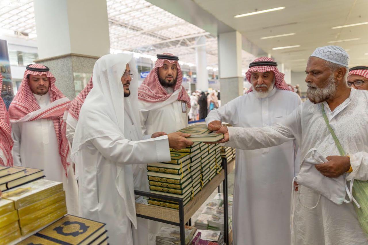 بالصور .. وزير الشؤون الإسلامية يتجول في مطار الملك عبدالعزيز الدولي بمحافظة جدة