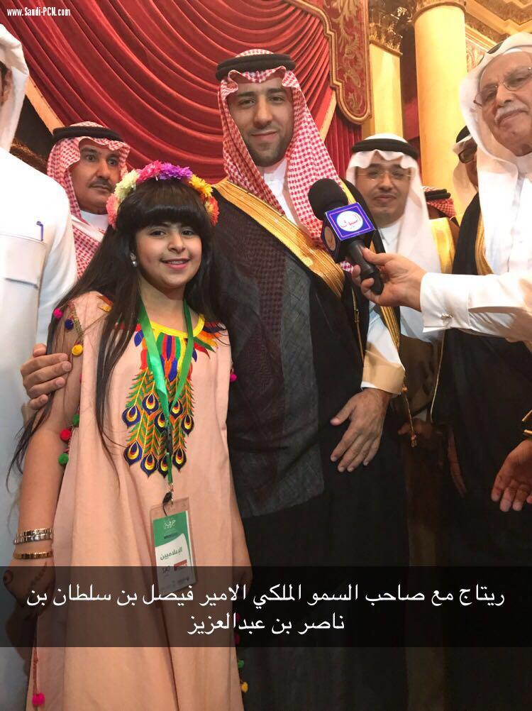 الأمير /فيصل بن سلطان  يكرم سفيرة جمعية الأيدي الحرفية نوف العبود