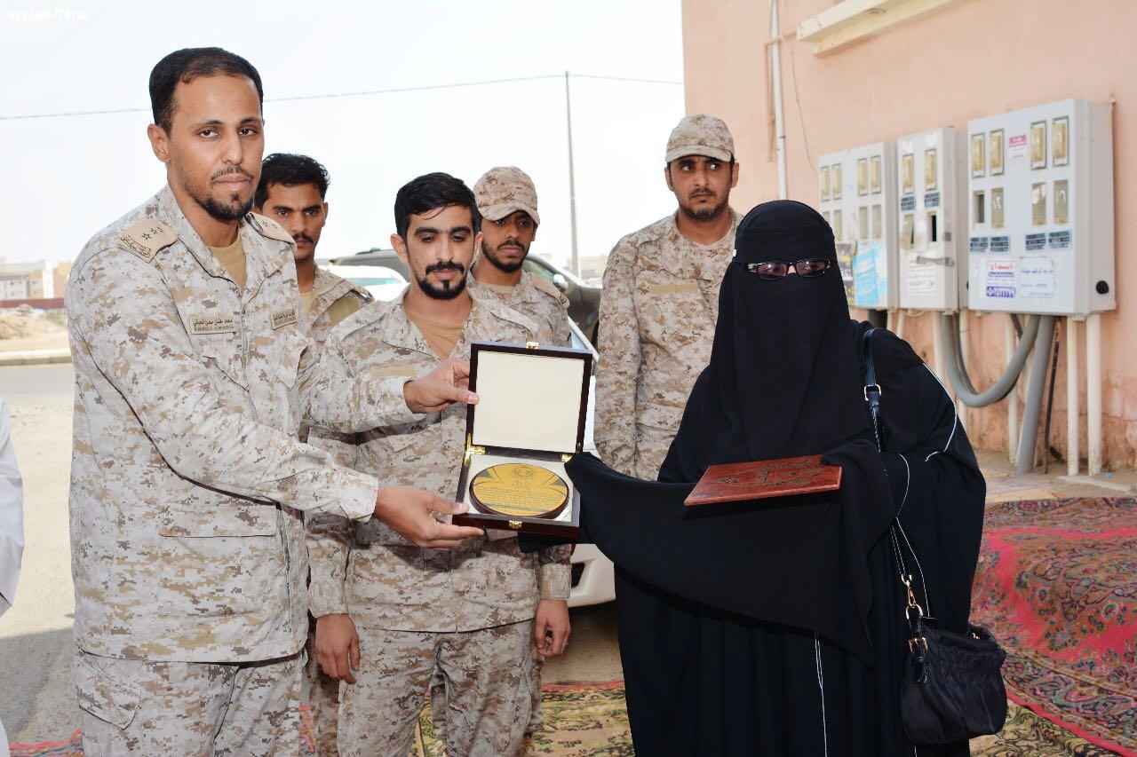 بعنوان شكرا جنودنا البواسل شملت اكثر من 680 قطعة اثاث متعددة الاستخدام..   مركز ابداع المرأة السعودية يطلق مبادرة لمساندة الجنود المرابطين بالقوات المسلحة في الحد الجنوبي