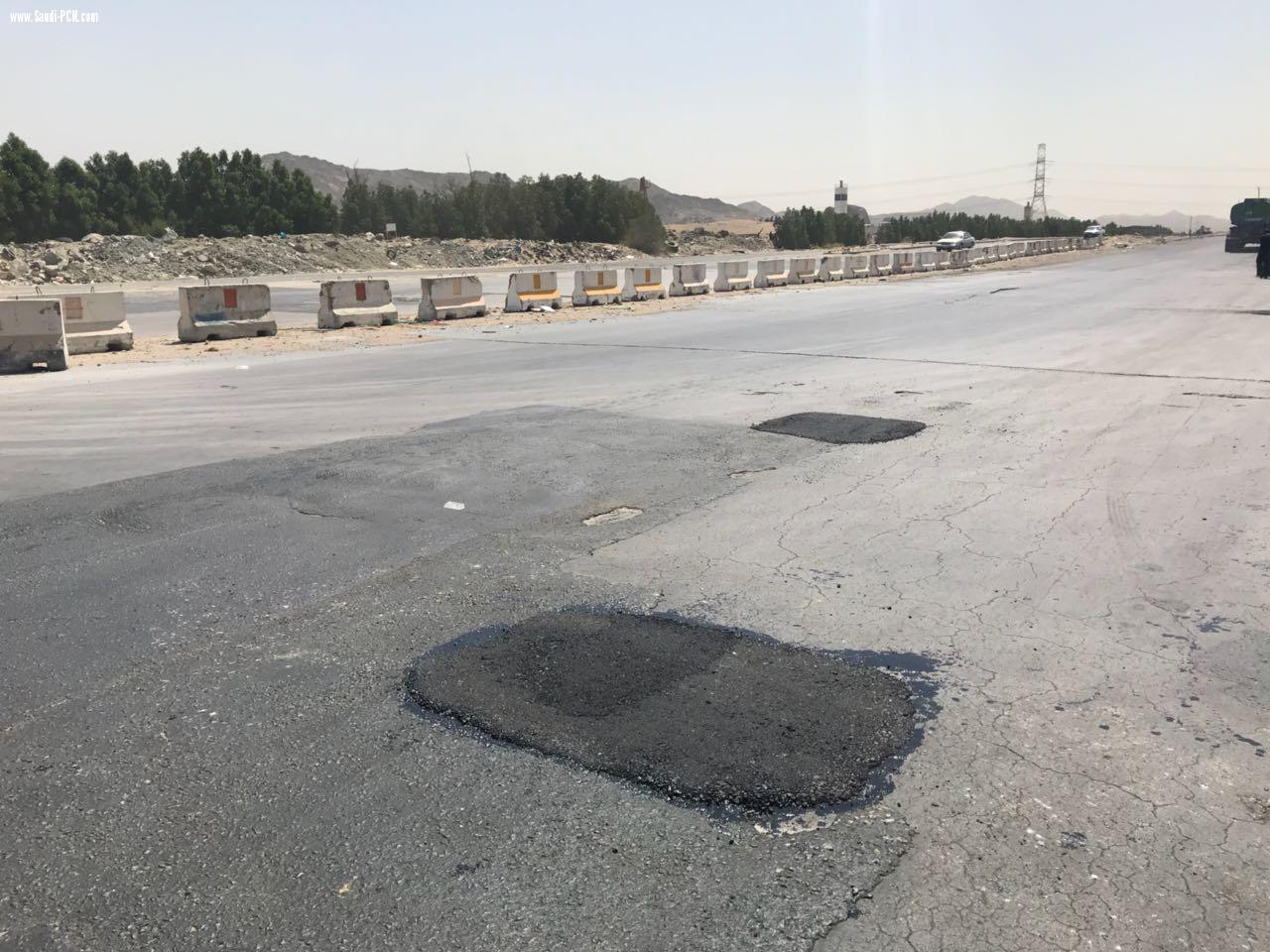  20 طن اسفلت لصيانة شبكات الطرق في حي العكيشية بمكة