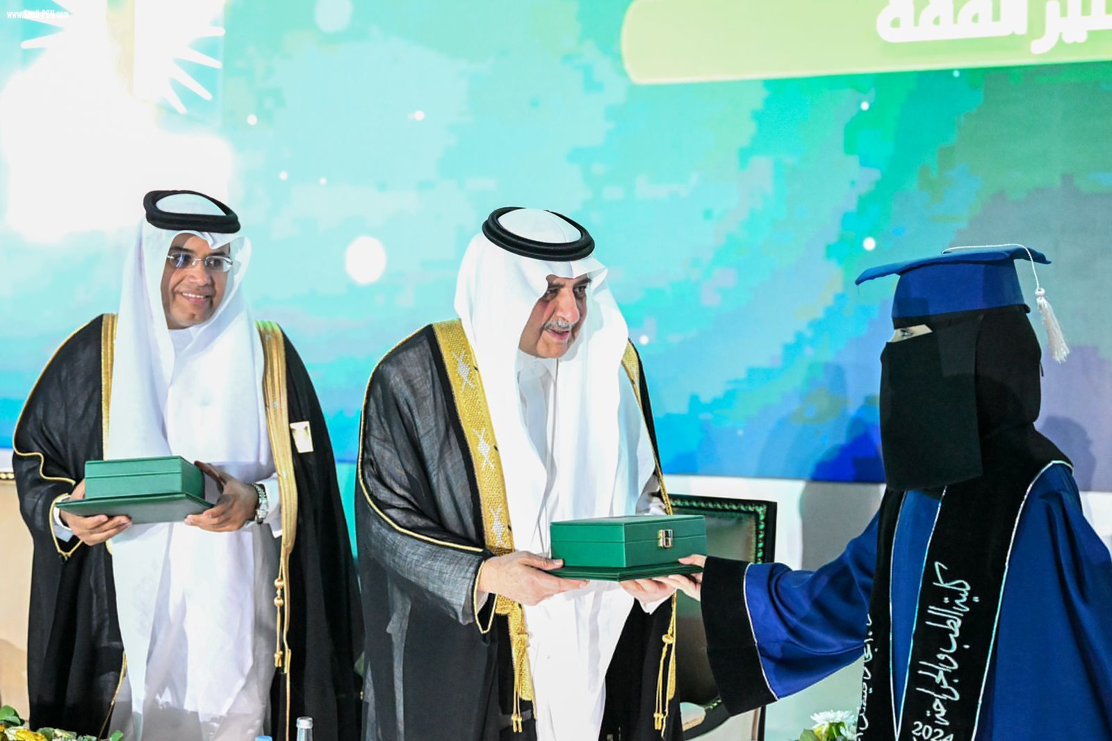أمير تبوك يرعى بحضور نائبه تخريج ٦٧٥٥طالب وطالبة بجامعة تبوك    