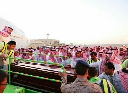 شاهد وصول جثمان الأمير الراحل منصور بن مقرن للرياض ووالده في مقدمة المستقبلين