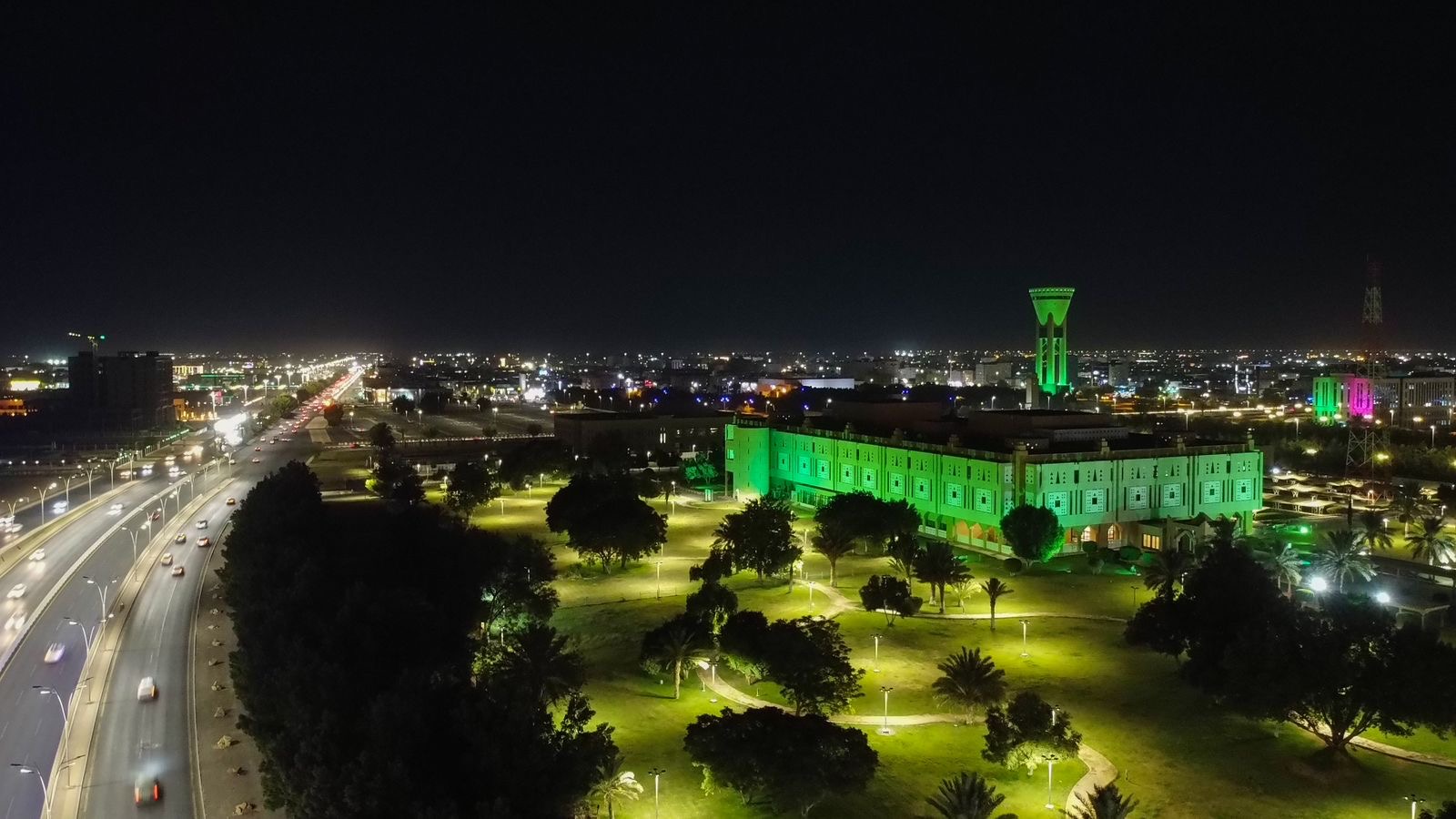 مبنى إمارة منطقة تبوك يكتسي  باللون الأخضر  ابتهاجاً باستضافة المملكة كأس العالم 2034