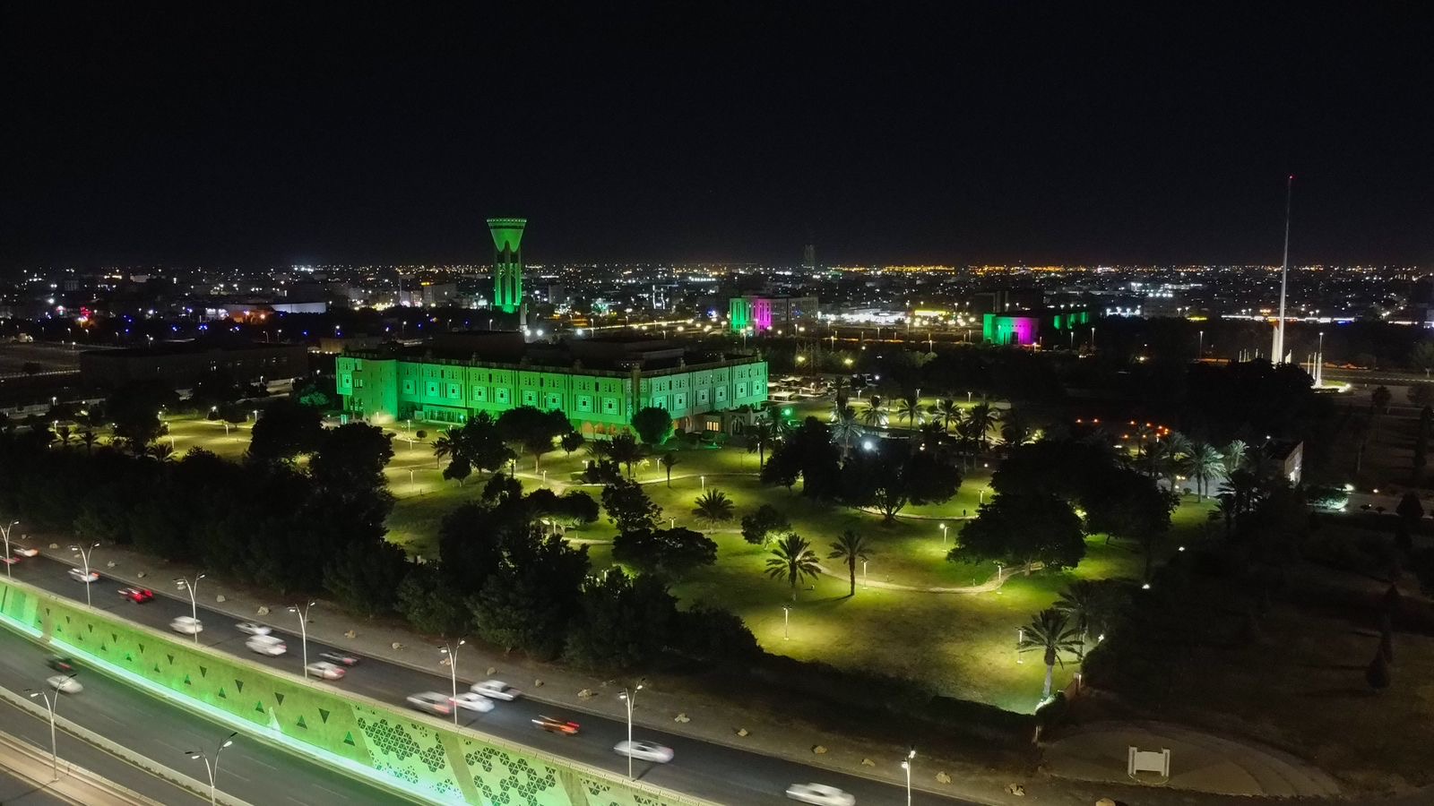 مبنى إمارة منطقة تبوك يكتسي  باللون الأخضر  ابتهاجاً باستضافة المملكة كأس العالم 2034