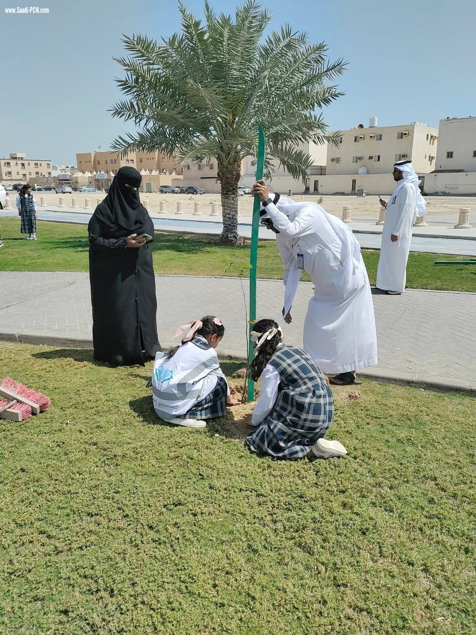 *خمسون طالب وطالبة يتعرفون على زراعة الشجرة وطرق العناية بها ضمن نطاق بلدية غرب الدمام*