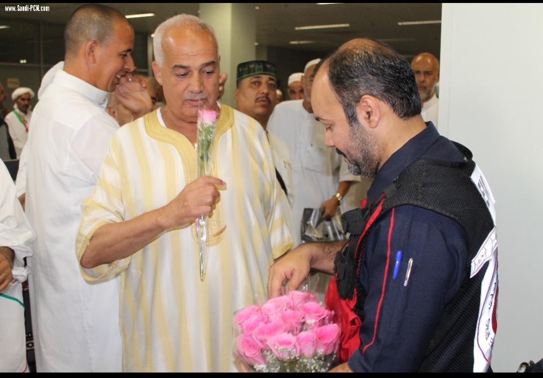 هيئة الهلال الأحمر السعودي‬⁩ تودع حجاج بيت الله بالورود في مطار الملك عبدالعزيز بجدة