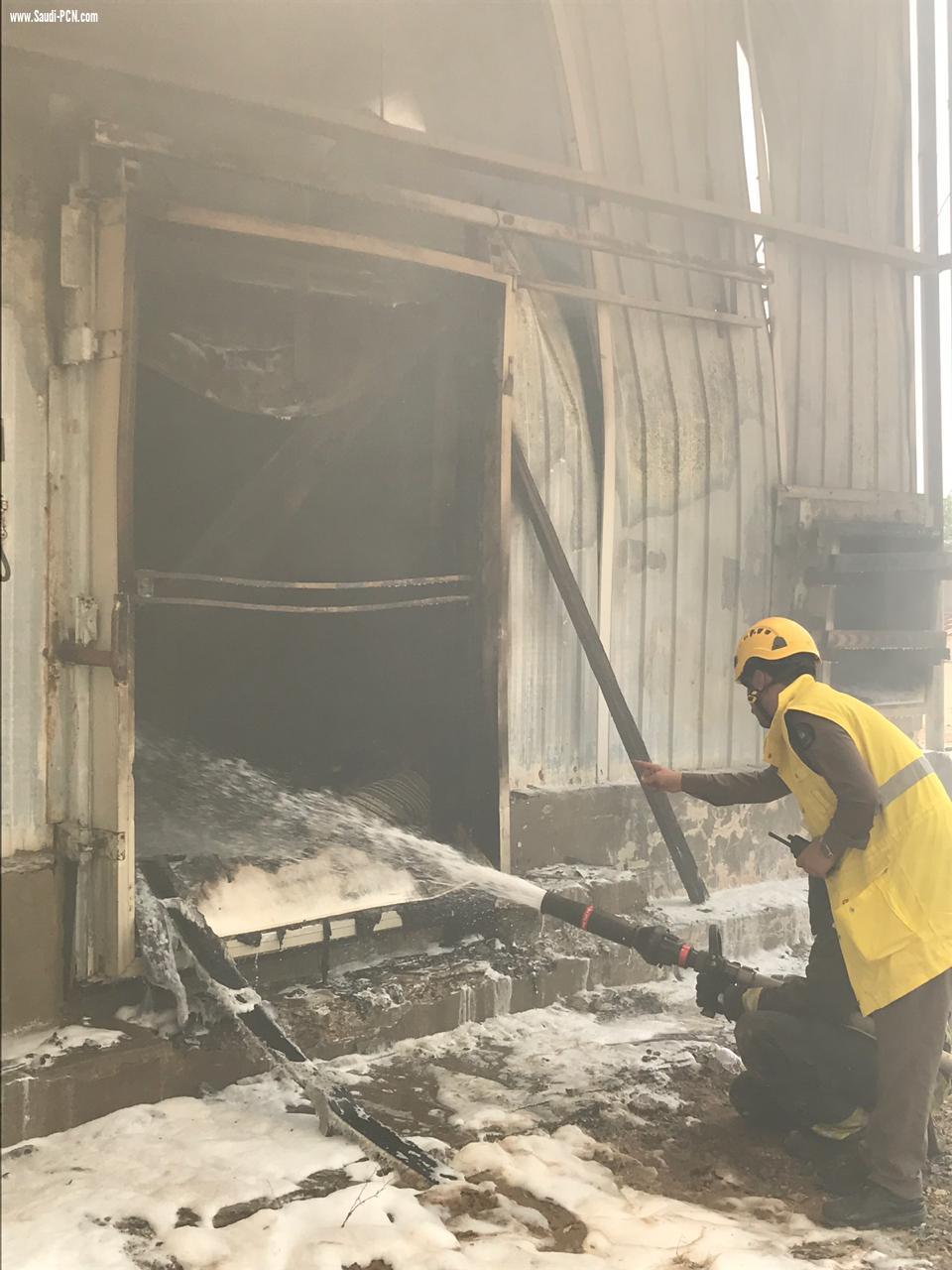 مدني بحرة يخمد حريق في مصنع ثلج مهجور دون اصابات في الارواح.