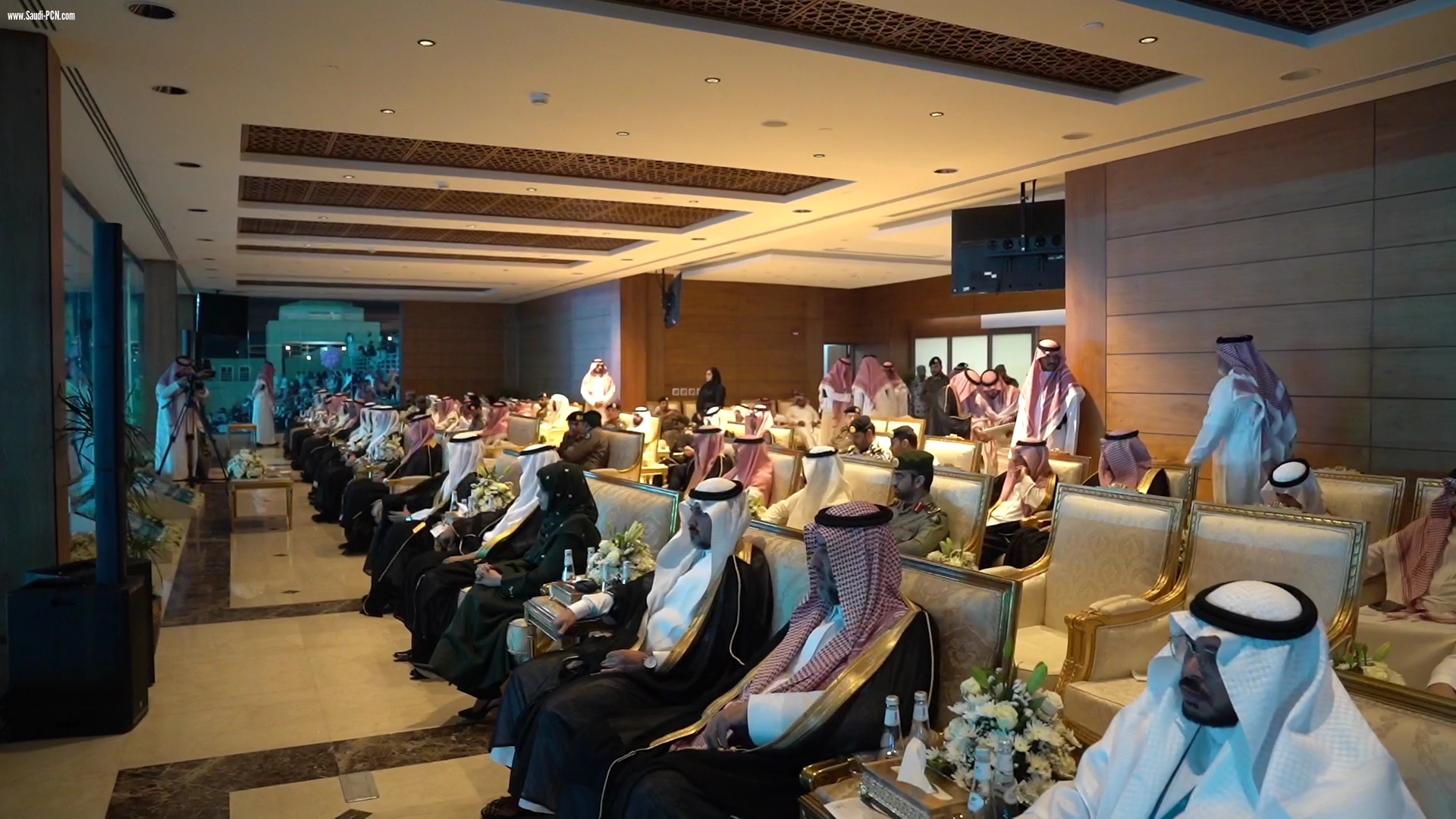 نائب أمير مكة الأمير سعود بن مشعل يتوِّج أكثر من 21 ألف خريج بأمِّ القرى