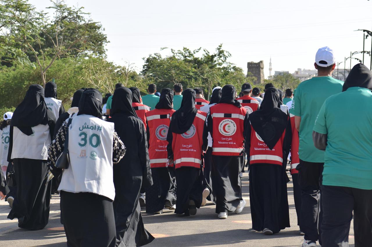 الهلال الأحمر السعودي بالباحة يشارك في فعالية “امشِ 30” لتعزيز الصحة العامة