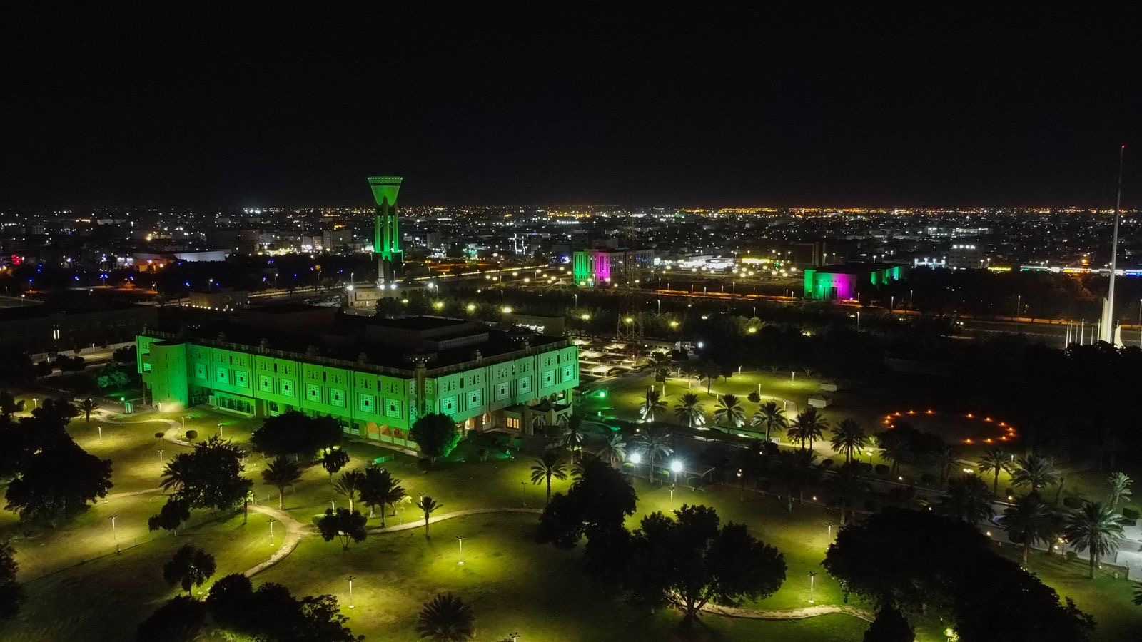 مبنى إمارة منطقة تبوك يكتسي  باللون الأخضر  ابتهاجاً باستضافة المملكة كأس العالم 2034