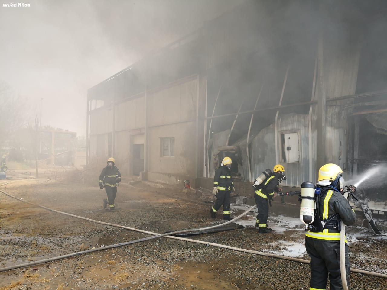 مدني بحرة يخمد حريق في مصنع ثلج مهجور دون اصابات في الارواح.