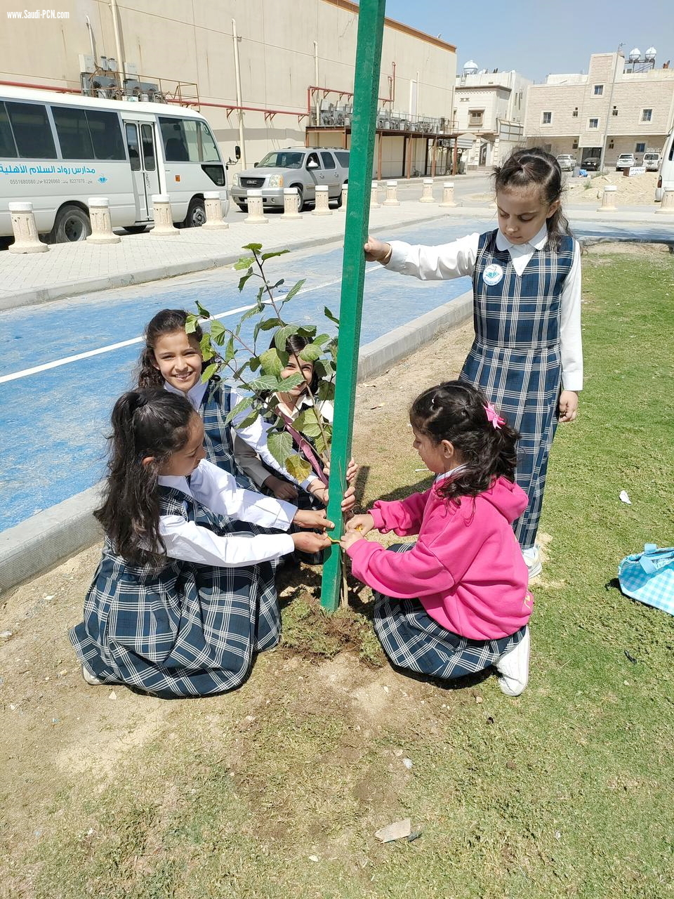 *خمسون طالب وطالبة يتعرفون على زراعة الشجرة وطرق العناية بها ضمن نطاق بلدية غرب الدمام*