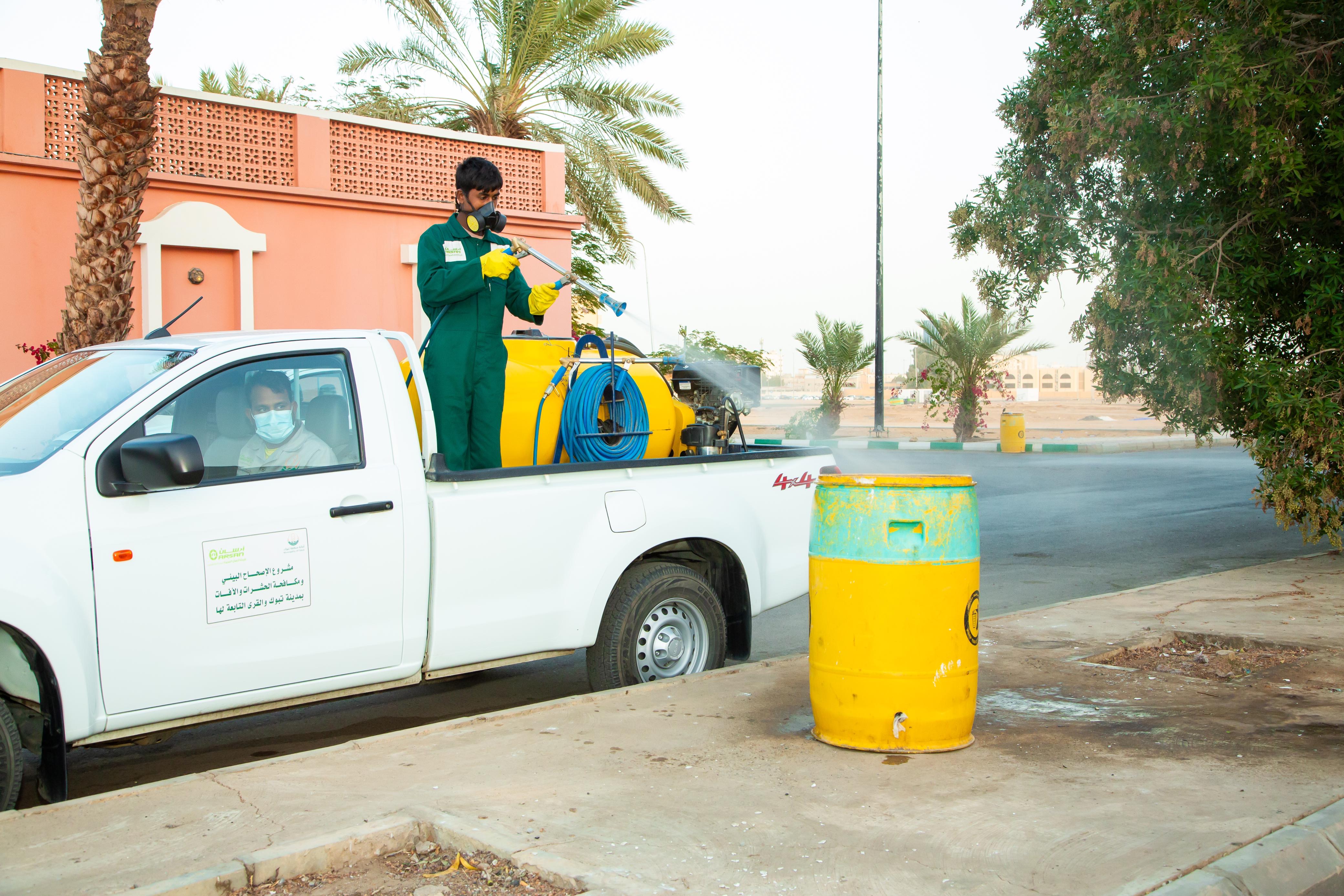 أمانة تبوك تكثف أعمال الإصحاح البيئي ومكافحة آفات الصحة العامة لـ٦٠ حيًا وقرية  