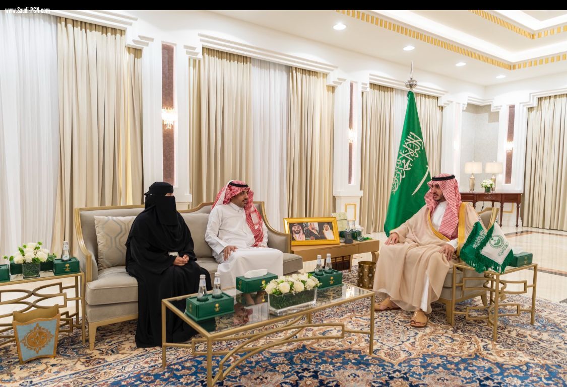 امير الجوف يكرم الممرضة حنان الرويلي  التي اسعفت المصابين بحادث مروري على طريق مركز أبوعجرم 