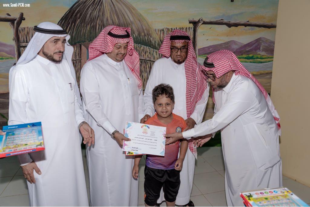 برعاية الخضي مدرسة عياش تكرم طلابها المتفوقين 