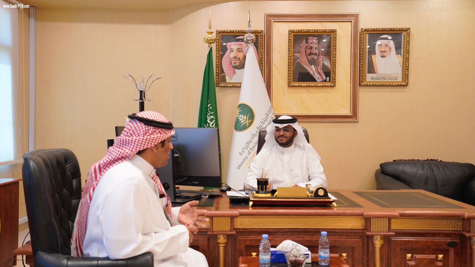 فرع البيئة بتبوك يكرم النحال القرني لحصولة على المركز الأول في مسابقة جائزة العسل العربي