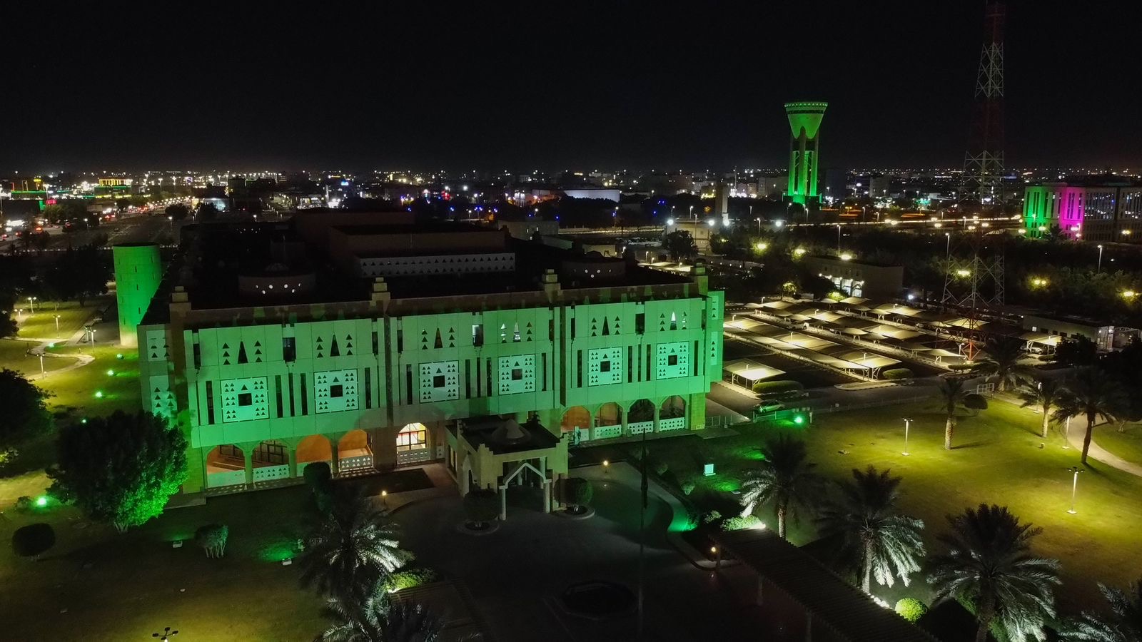 مبنى إمارة منطقة تبوك يكتسي  باللون الأخضر  ابتهاجاً باستضافة المملكة كأس العالم 2034