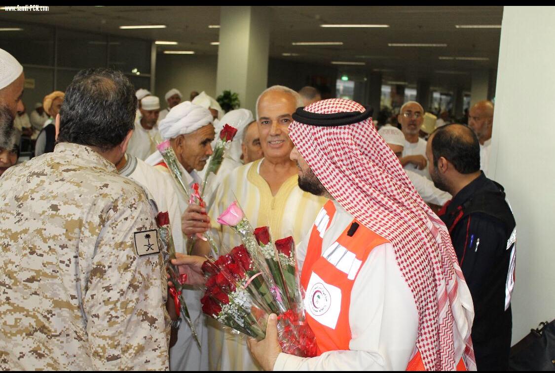 هيئة الهلال الأحمر السعودي‬⁩ تودع حجاج بيت الله بالورود في مطار الملك عبدالعزيز بجدة