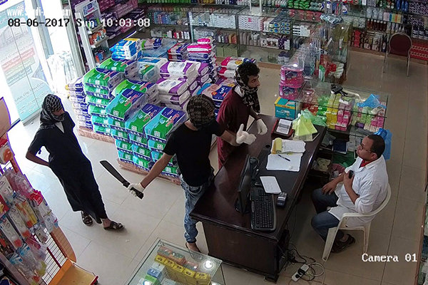 كاميرات المراقبة ترصد جريمة سطو مسلح على صيدلية بأحد المسارحة