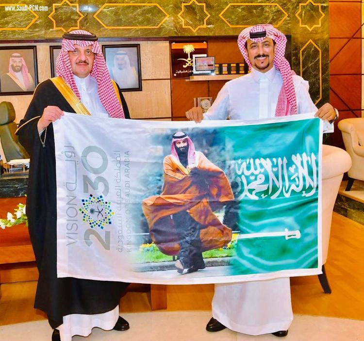 الرحالة السعودي خالد الغامدي يرفع صورة عبية فرس الملك عبدالعزيز فوق أعلى قمة بالعالم
