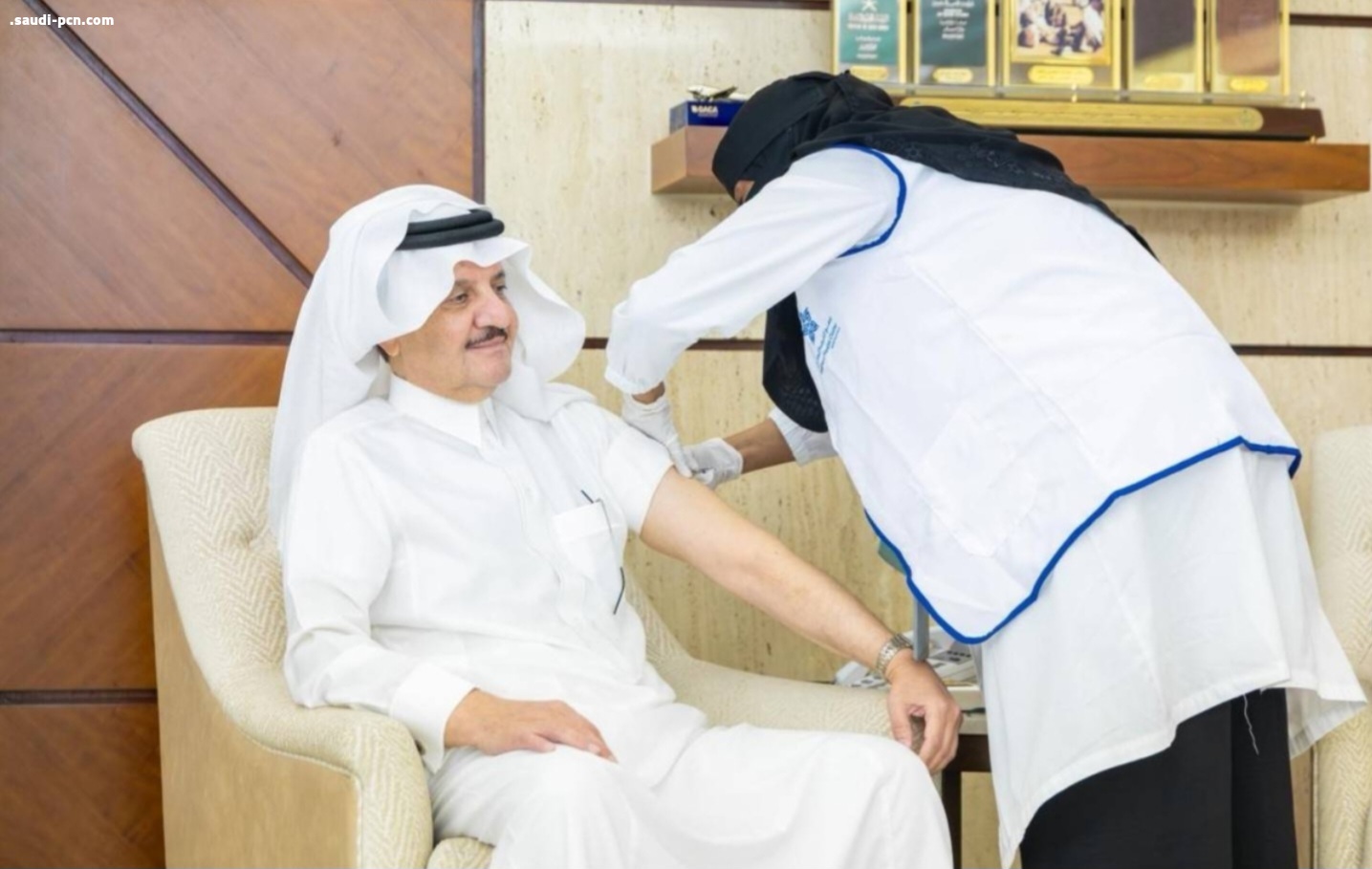 أمير المنطقة الشرقية يدشّن حملة التطعيم ضدّ الأنفلونزا الموسمية