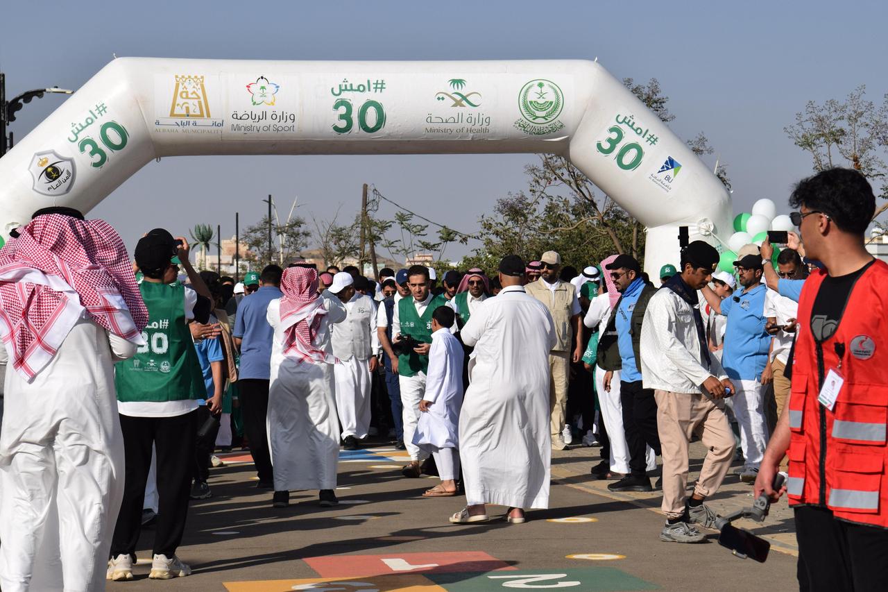 الهلال الأحمر السعودي بالباحة يشارك في فعالية “امشِ 30” لتعزيز الصحة العامة