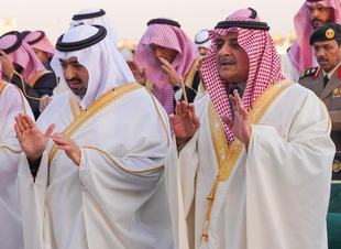 أمير منطقة تبوك وسمو نائبه يؤديان صلاة عيد الفطر المبارك