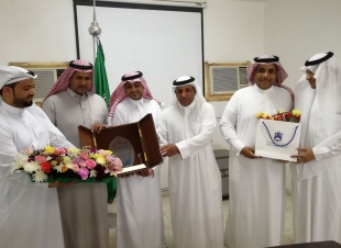 رئيس بلدية الطوال وأعضاء المجلس البلدي يكرمون المهندس 