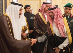 رجل الأعمال الشيخ عبدالعزيز سندي وابنيه يبايعون صاحب السمو الملكي محمد بن سلمان 
