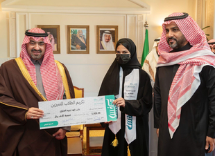 نائب أمير تبوك يكرّم الطلاب والطالبات الفائزين بجوائز