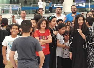 زوار المهرجان بالعثيم مول الربوة مندهشون من شبكة البالون المحملة بالهدايا والمفاجآت