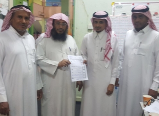المشرف المدخلي يمنح المعلم عبده جابر بطاقة التعلم النشط
