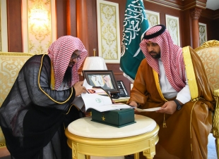  أمير منطقة جازان بالنيابة يطلع على مناشط فرع الشؤون الإسلامية بالمنطقة  
