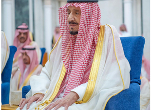 خادم الحرمين يؤدي صلاة عيد الفطر المبارك في قصر السلام بجدة صباح اليوم الأربعاء