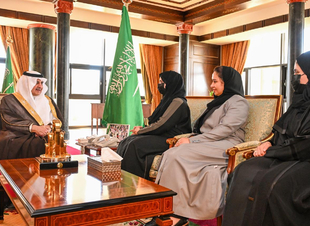  أمير تبوك يستقبل الأمين العام لمجلس منطقة جازان مشيداً  سموه بدور المرأة السعودية