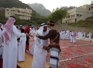 في يوم العيد .. الزي الشعبي لباس المصلين في بني مالك