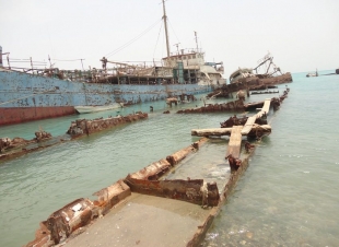 *تحالف دعم الشرعية في اليمن : تعرض ميناء المخا للاستهداف بقارب مفخخ بالمتفجرات* 