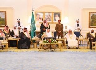أمير منطقة جازان يستقبل المحافظين ورؤساء المراكز وجموع المهنئين بعيد الفطر المبارك