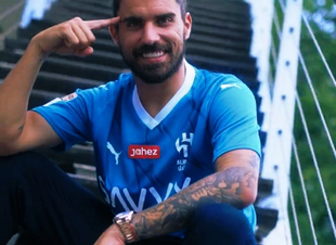 وقع الهلال رسميا مع الدولي البرتغالي روبن نيفيز لاعب خط الوسط قادما من وولفرهامبتون واندررز الإنجليزي في عقد يمتد لمدة 3 سنوات لتعزيز صفوف الفريق الأول لكرة القدم.