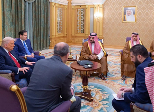 ولي العهد يجتمع بالرئيس الأمريكي والرئيس السوري بمشاركة الرئيس التركي لبحث مستقبل سوريا ورفع العقوبات