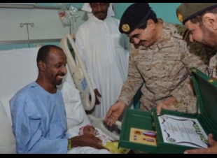 قائد القوات البحرية يزور المصابين في مدينة الأمير سلطان العسكرية 