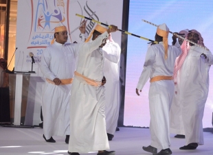 نيابة عن سمو أمير الرياض  معالي المهندس إبراهيم بن محمد السلطان أمين منطقة الرياض دشن المهرجان