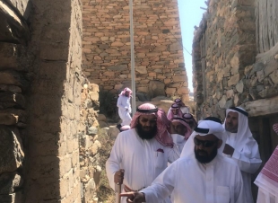 محافظ ميسان  يقوم بجولة على المنازل التراثية بقرية الحراء