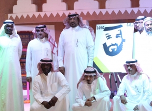 زوار فلايح عنيزة يضعون بصماتهم على رسمة محمد بن سلمان