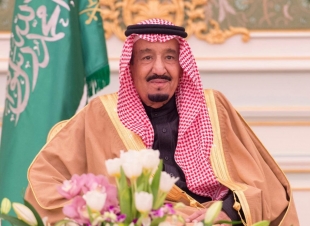 خادم الحرمين يوجه بمراعاة الحالات الإنسانية للأسر المشتركة السعودية القطرية