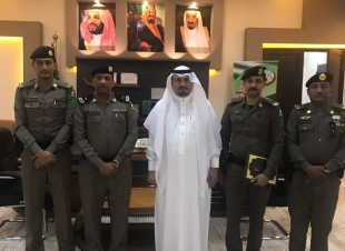 محافظ المسارحة يكرم رجل المرور الحارثي لتفانيه في عمله