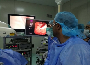 مستشفى الملك فهد ينجح في إجراء عملية تنظير معقدة لمريضة تعاني من إنسداد في القنوات الصفراوية
