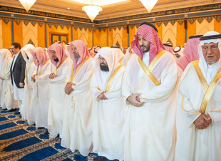 ولي العهد يؤدي صلاة عيد الفطر مع جموع المصلين في المسجد الحرام