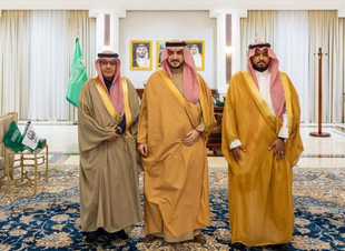 امير الجوف يستقبل بمكتبه مدير مطار الجوف